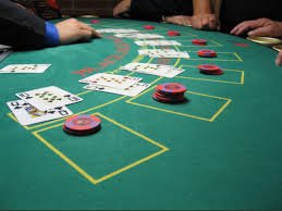 Meja Blackjack elegan di halaman elangtangkas